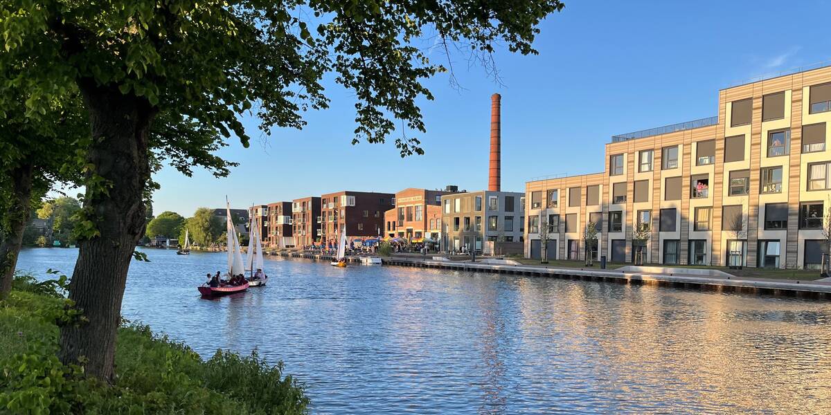 Zicht op het Merwedekanaal vanaf de Zeehaenkade. In het water twee bootjes. 